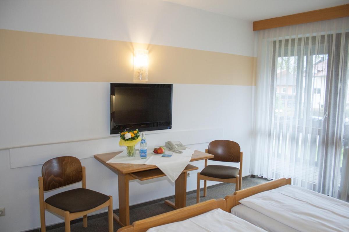 Hotel Am Regenbogen Cham Bagian luar foto