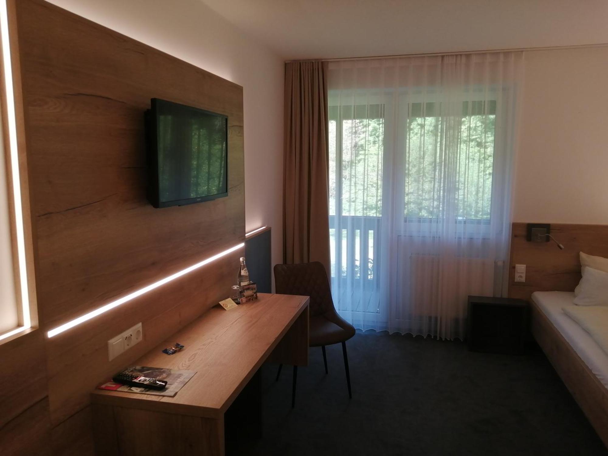 Hotel Am Regenbogen Cham Bagian luar foto