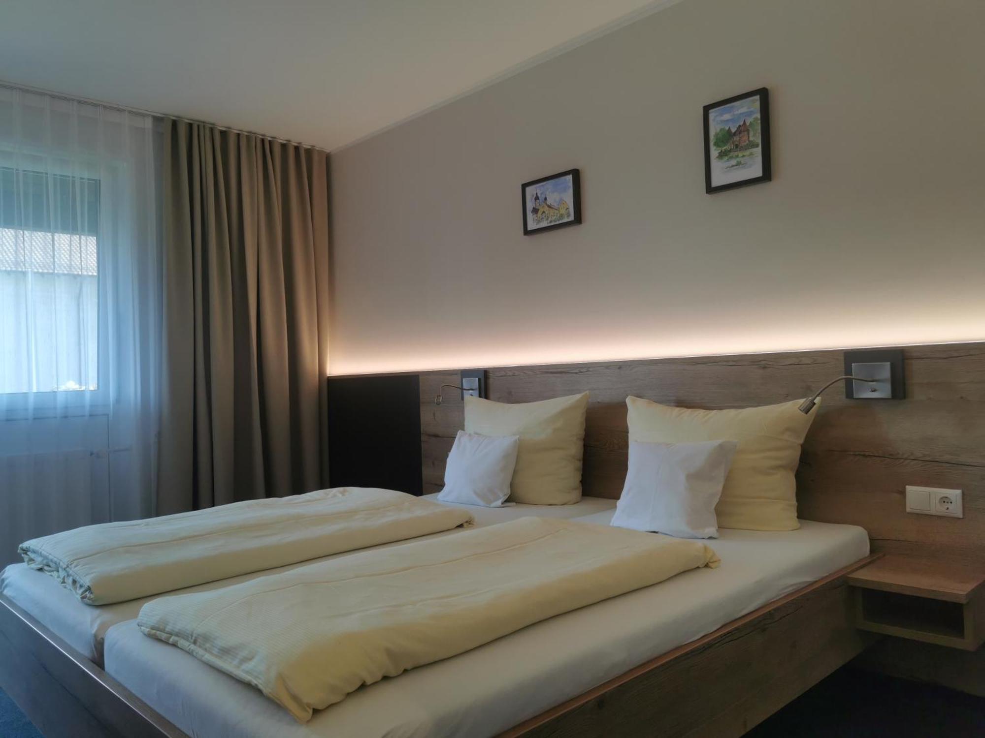 Hotel Am Regenbogen Cham Bagian luar foto